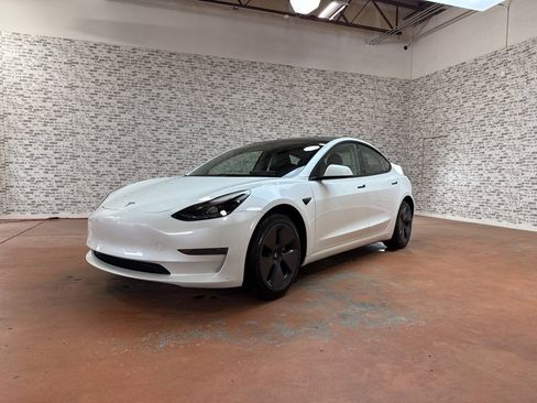 Used 2023 Tesla Model 3 Standard Range image 3