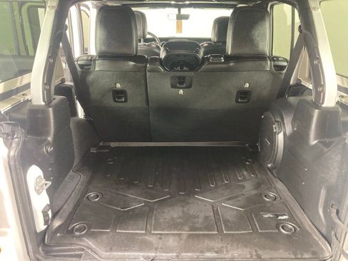 Used 2020 Jeep Wrangler Unlimited Sahara AWD/4WD image 23