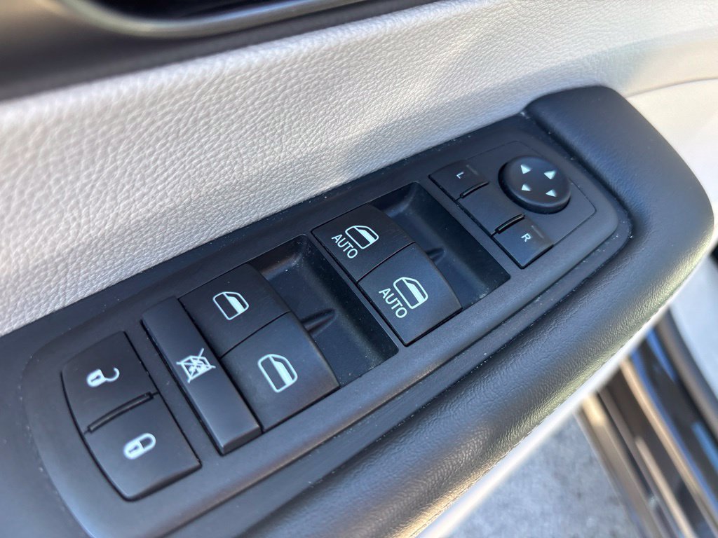 Used 2024 Chrysler Pacifica Touring-L FWD image 19
