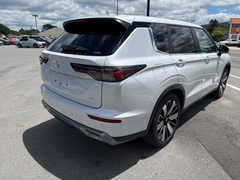 Used 2025 Mitsubishi Outlander SE AWD/4WD image 3