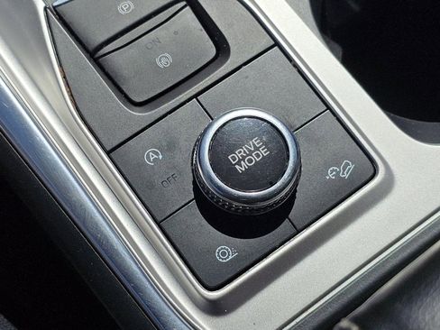 Used 2020 Ford Explorer XLT w/ Equipment Group 202A AWD/4WD image 7