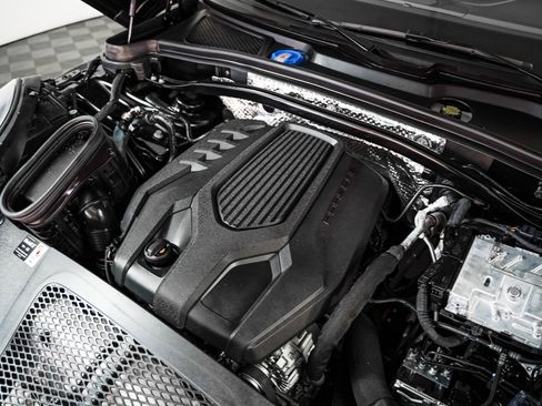 Certified 2025 Porsche Macan image 12