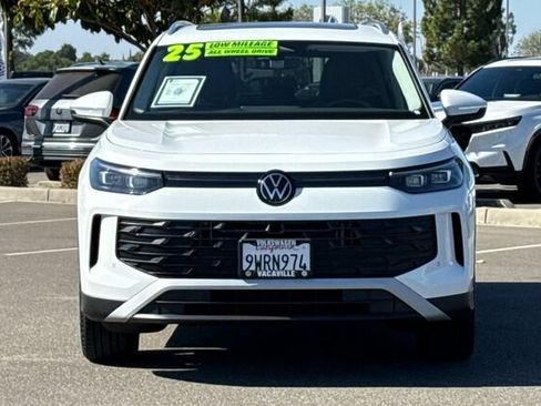 Used 2025 Volkswagen Tiguan SE w/ Panoramic Sunroof Package AWD/4WD image 9