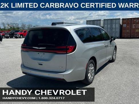 Used 2024 Chrysler Pacifica Touring-L FWD image 3