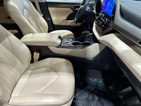 Used 2023 Toyota Highlander Limited AWD/4WD image 17