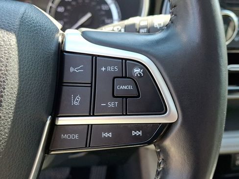 Used 2022 Toyota Highlander XLE AWD/4WD image 23