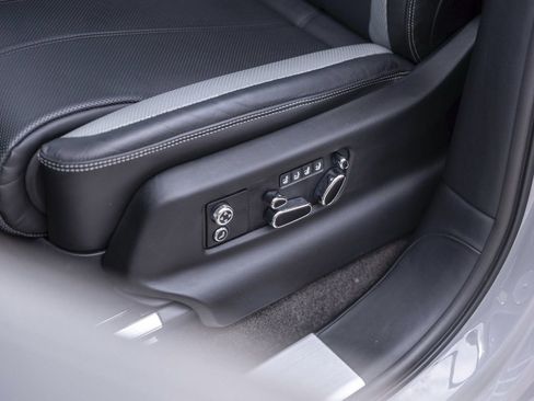 Certified 2025 Bentley Bentayga AWD/4WD image 22