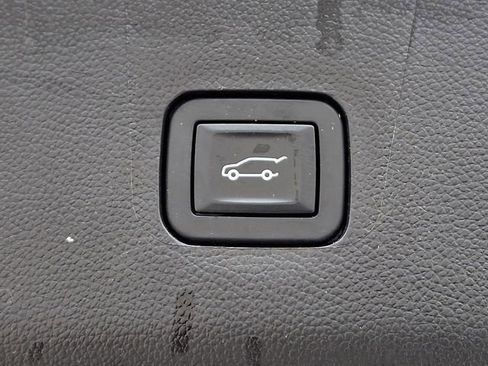 Used 2019 Chevrolet Traverse LT image 32