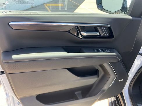 New 2026 Chevrolet Suburban Premier w/ Sun And Tow Package AWD/4WD image 9