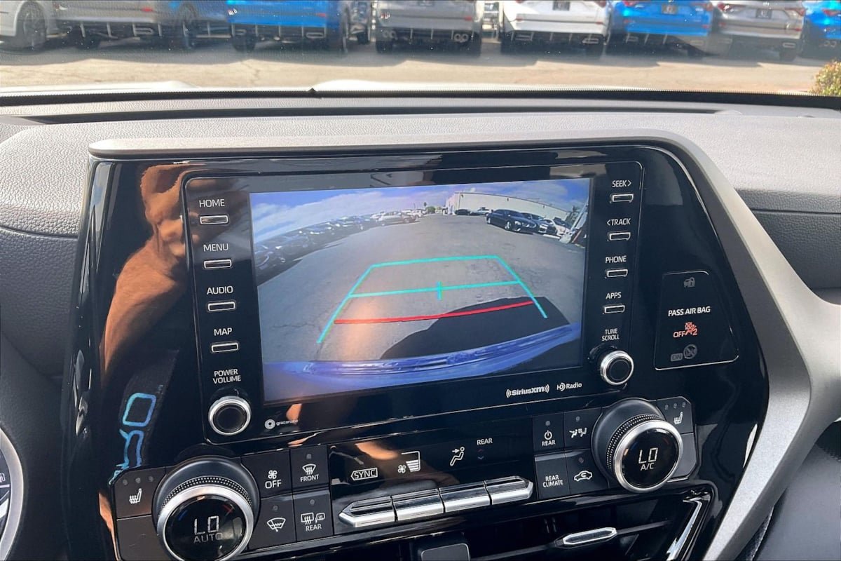 Used 2022 Toyota Highlander XLE AWD/4WD image 18