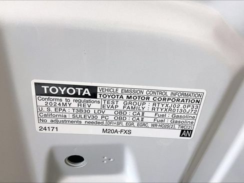 Used 2024 Toyota Prius XLE AWD/4WD image 32