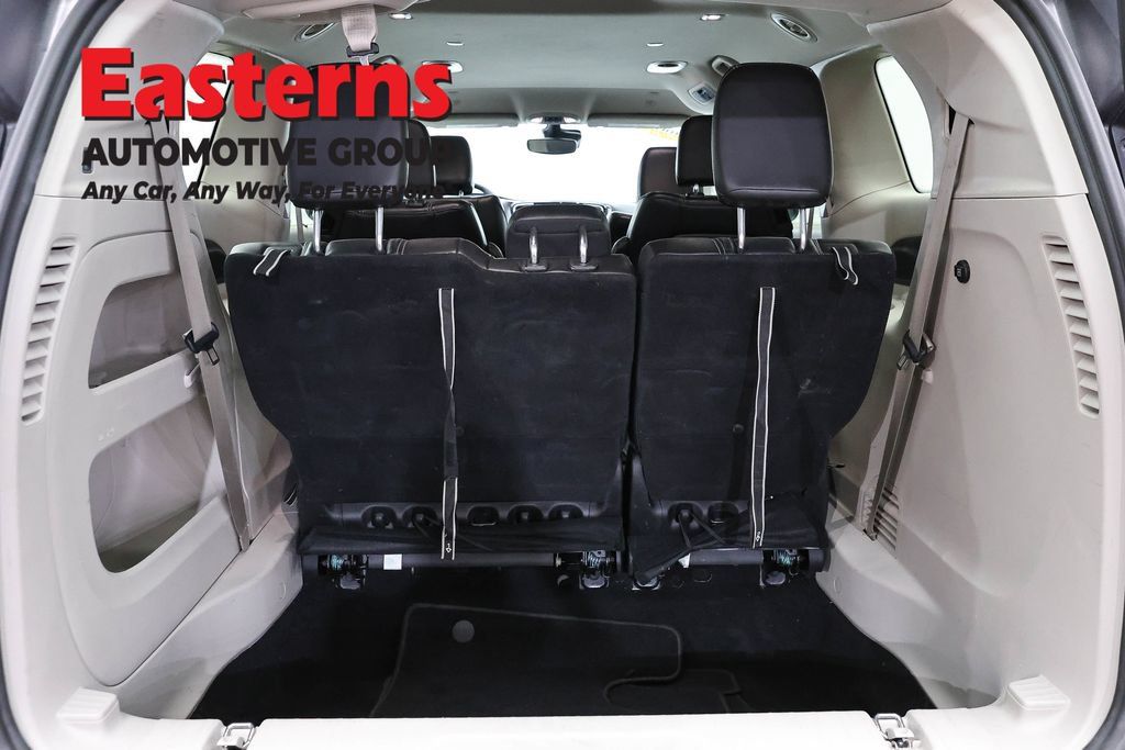 Used 2023 Chrysler Pacifica Touring-L FWD image 11