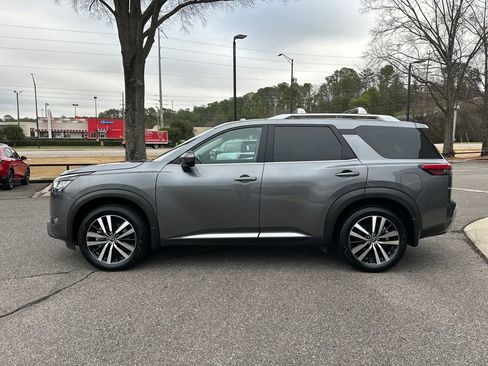 Used 2024 Nissan Pathfinder Platinum image 7