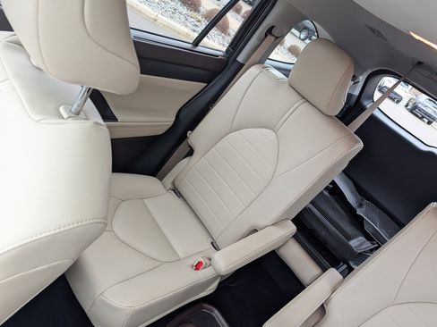 Used 2021 Toyota Highlander XLE image 12