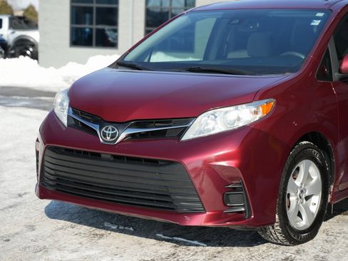 Used 2018 Toyota Sienna LE image 7