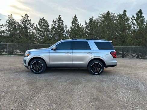 Used 2023 Ford Expedition Limited AWD/4WD image 3