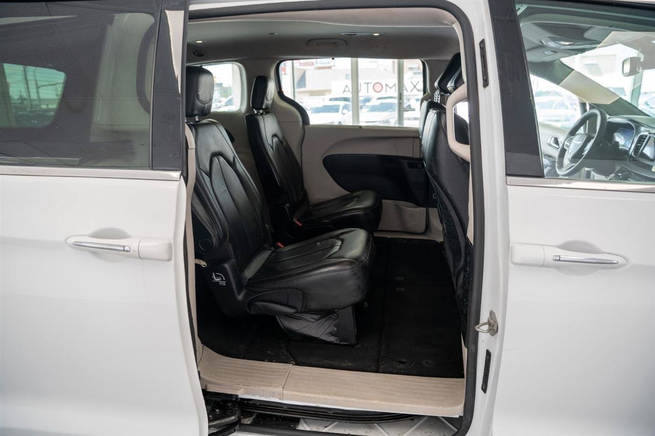 Used 2020 Chrysler Pacifica Touring-L FWD image 18