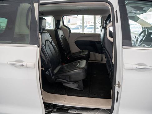 Used 2020 Chrysler Pacifica Touring-L FWD image 18
