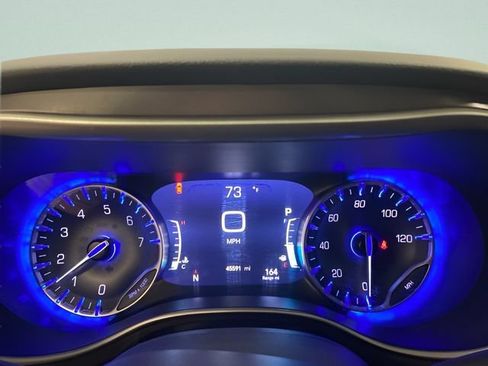 Used 2023 Chrysler Pacifica Touring-L FWD image 11