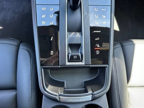 Used 2026 Porsche Macan AWD/4WD image 26