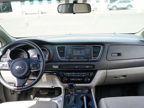 Used 2016 Kia Sedona LX w/ Option Group 020 FWD image 19