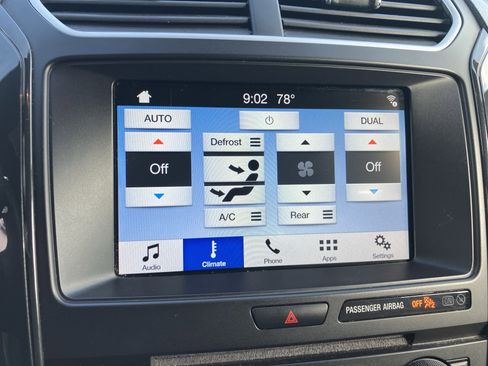 Used 2017 Ford Explorer XLT w/ Equipment Group 201A AWD/4WD image 27