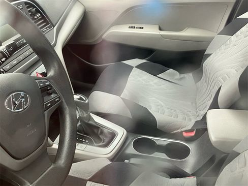 Used 2017 Hyundai Elantra SE image 12