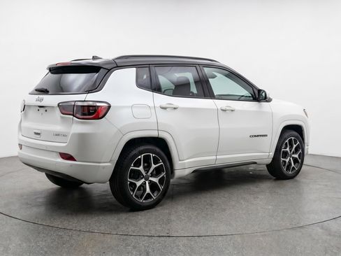 Used 2025 Jeep Compass Limited image 9