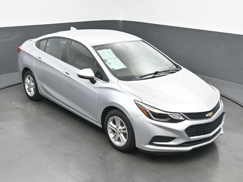 Used 2018 Chevrolet Cruze LT w/ Convenience Package FWD image 46