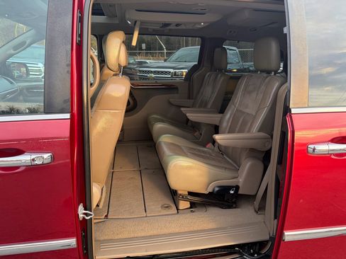 Used 2011 Chrysler Town & Country Limited image 20