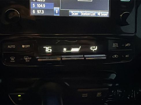 Used 2018 Toyota Prius Two image 33