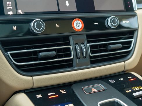 Certified 2024 Porsche Macan AWD/4WD image 35