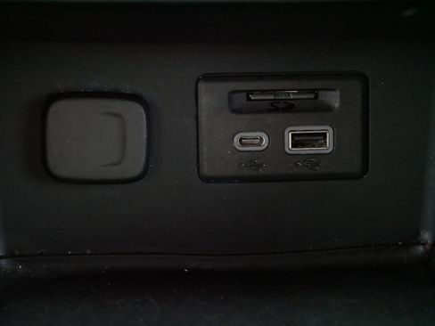 Used 2023 GMC Acadia SLT w/ Elevation Edition image 25