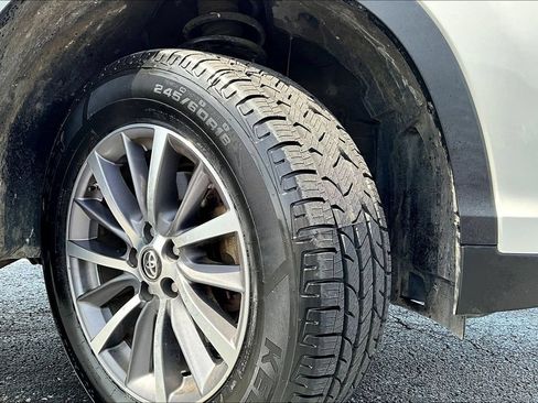 Used 2017 Toyota Highlander XLE w/ Carpet Mat Package AWD/4WD image 7