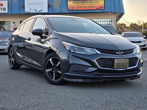 Used 2017 Chevrolet Cruze LT FWD image 4