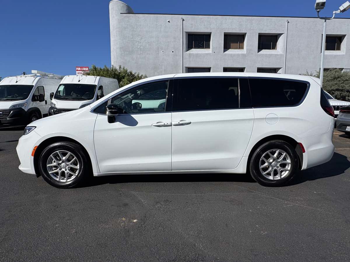 Used 2026 Chrysler Pacifica Select FWD image 7