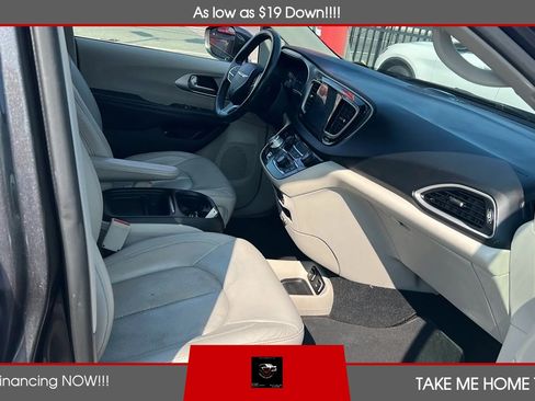 Used 2019 Chrysler Pacifica Touring-L FWD image 9