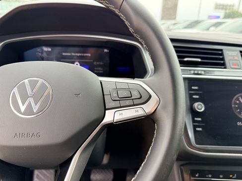Used 2022 Volkswagen Tiguan SE FWD image 16