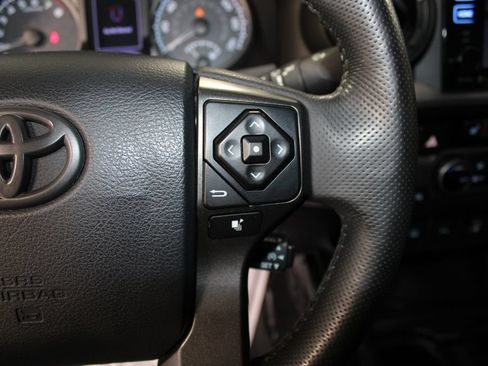 Used 2017 Toyota Tacoma TRD Off-Road w/ Premium & Technology Package AWD/4WD image 33