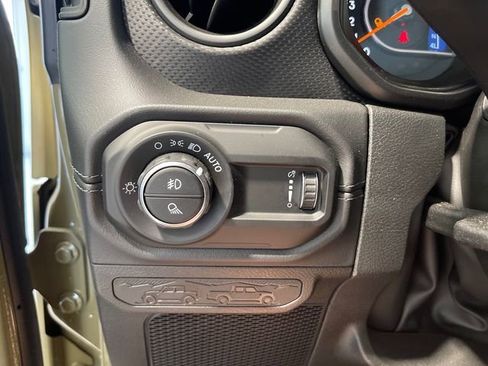 Used 2025 Jeep Gladiator Rubicon AWD/4WD image 14