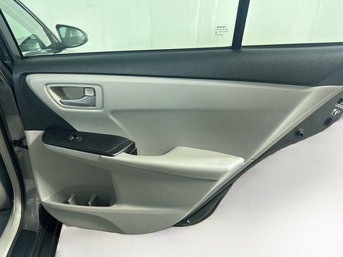 Used 2016 Toyota Camry LE image 28