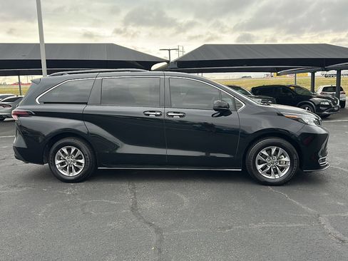 Used 2024 Toyota Sienna XLE image 9