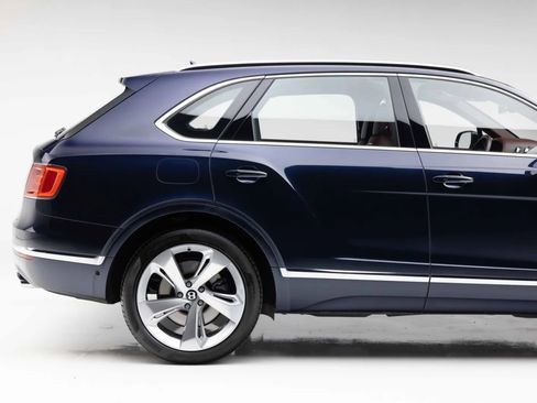 Used 2019 Bentley Bentayga AWD/4WD image 21