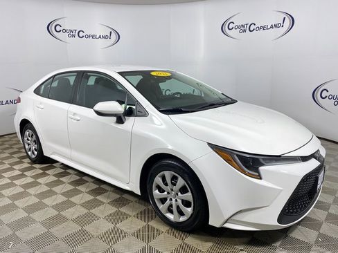 Certified 2022 Toyota Corolla LE image 1