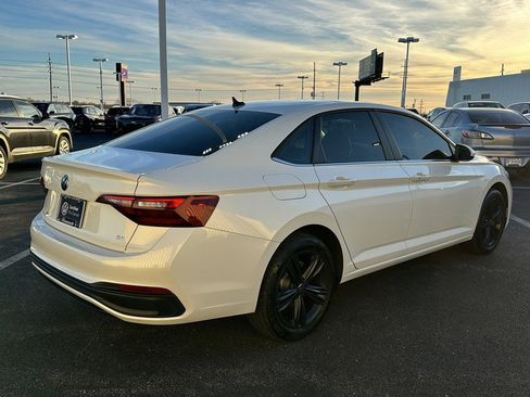 Used 2024 Volkswagen Jetta SE w/ Panoramic Sunroof Package image 5