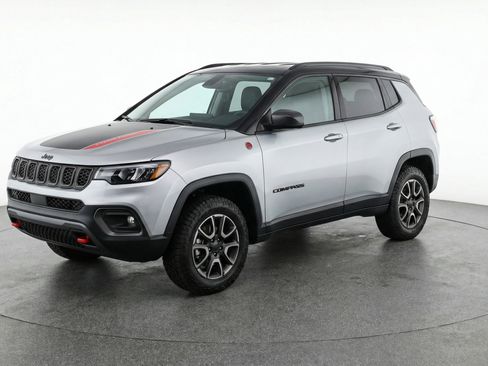 Used 2025 Jeep Compass Trailhawk AWD/4WD image 3