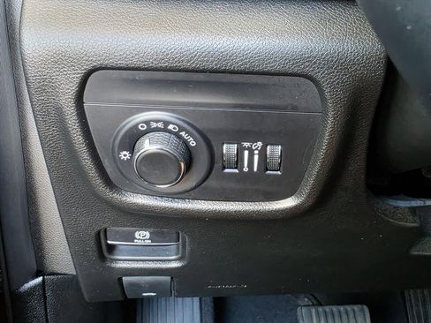 Used 2024 Jeep Grand Cherokee Laredo image 23