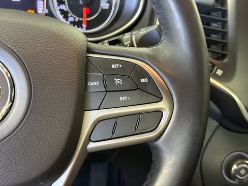 Used 2019 Jeep Cherokee Latitude Plus w/ Comfort/Convenience Group image 26