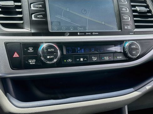 Used 2017 Toyota Highlander XLE FWD image 16