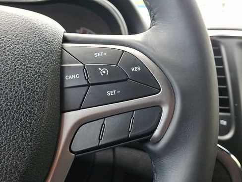 Used 2018 Jeep Grand Cherokee Laredo AWD/4WD image 22
